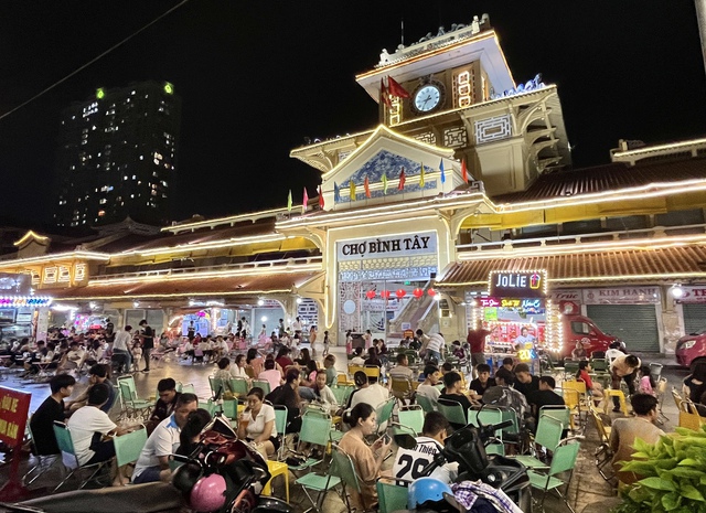 Ngôi chợ gần trăm tuổi ở phố người Hoa hút khách đến vui chơi ban đêm- Ảnh 1.