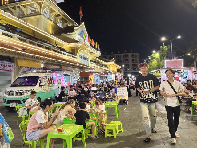 Ngôi chợ gần trăm tuổi ở phố người Hoa hút khách đến vui chơi ban đêm- Ảnh 3.