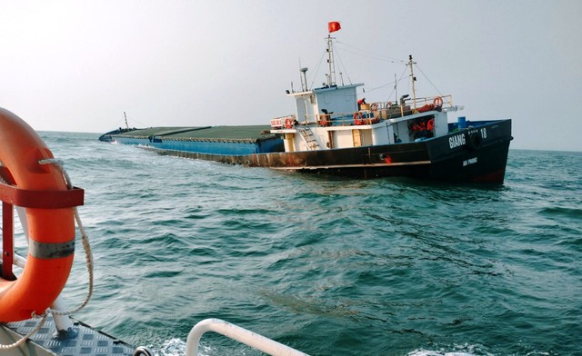 Tàu hàng chở gần 3.000 tấn xi măng gặp nạn trên vùng biển Cù Lao Chàm- Ảnh 1.