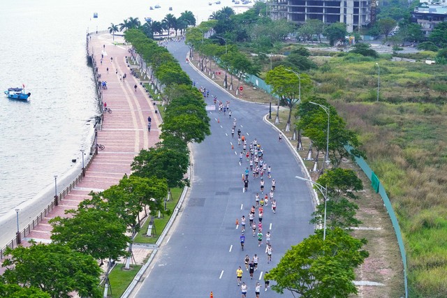 ‘Nữ hoàng chân đất’ Phạm Thị Bình thắng giải marathon quốc tế tại Đà Nẵng- Ảnh 2.