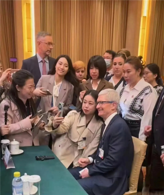 CEO Tim Cook bị 'vây quanh' chụp ảnh bởi người dùng Huawei - Ảnh 1.