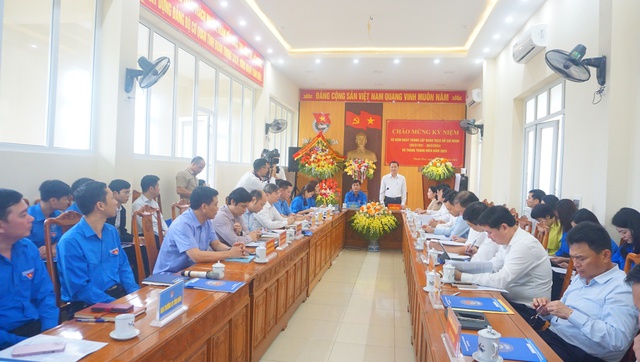 Chủ tịch tỉnh Thanh Hóa giải quyết các kiến nghị 'nóng' của thanh niên- Ảnh 1.