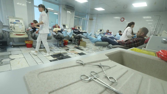 Sau trận khủng bố kinh hoàng ở Moscow: Người Việt xếp hàng dưới mưa rét hiến máu giúp nạn nhân- Ảnh 1.
