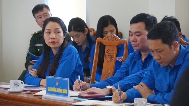 Chủ tịch tỉnh Thanh Hóa giải quyết các kiến nghị 'nóng' của thanh niên- Ảnh 2.