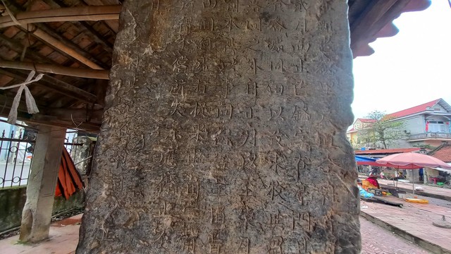 Trên tất cả các cột đá đều được khắc chữ Hán Nôm