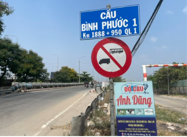 CSGT TP.HCM phạt nhiều ô tô đi vào đường cấm trên cầu bắc ngang sông Sài Gòn- Ảnh 2.