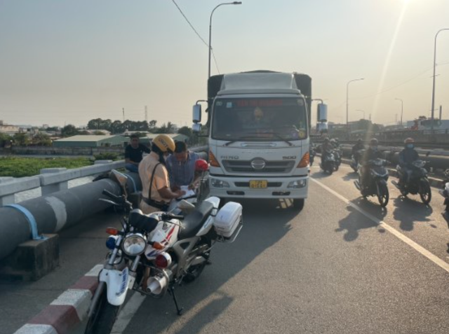 CSGT TP.HCM phạt nhiều ô tô đi vào đường cấm trên cầu bắc ngang sông Sài Gòn- Ảnh 1.