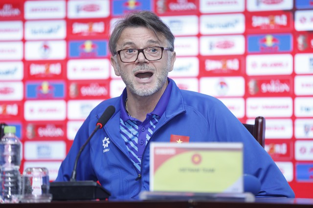 HLV Troussier: 'Cầu thủ cần dũng cảm nhận trách nhiệm, tôi không đá thay họ được'- Ảnh 1.