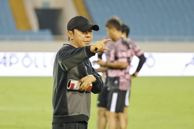 Đội tuyển Indonesia tập cật lực trên sân Mỹ Đình, HLV Shin Tae-yong lộ vẻ căng thẳng- Ảnh 10.