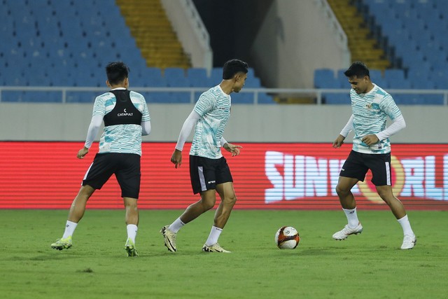Đội tuyển Indonesia tập cật lực trên sân Mỹ Đình, HLV Shin Tae-yong lộ vẻ căng thẳng- Ảnh 12.