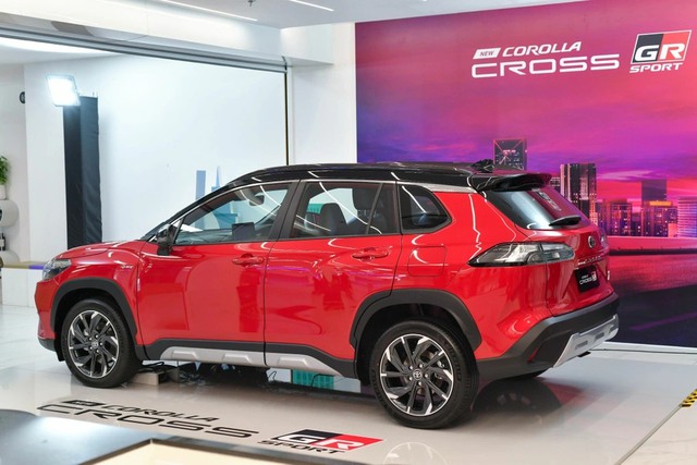 Cận cảnh Toyota Corolla Cross 2024 bản đắt tiền, kỳ vọng về Việt Nam- Ảnh 2.