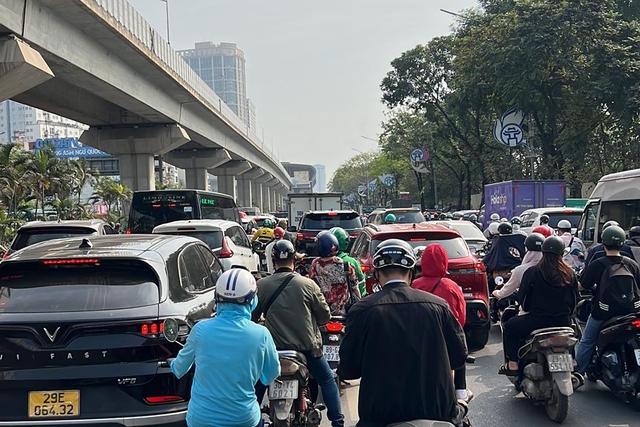 Đường huyết mạch Hà Nội ùn tắc nhiều km vì một vụ cưỡng chế thi hành án- Ảnh 3.