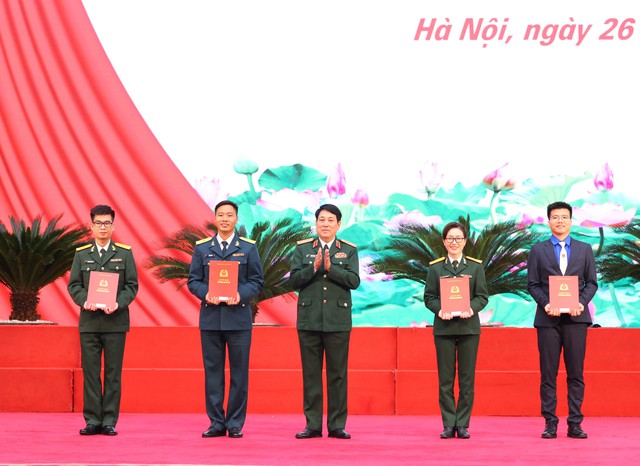 Bộ Quốc phòng thăng quân hàm trước hạn cho gương mặt trẻ tiêu biểu toàn quân- Ảnh 2.