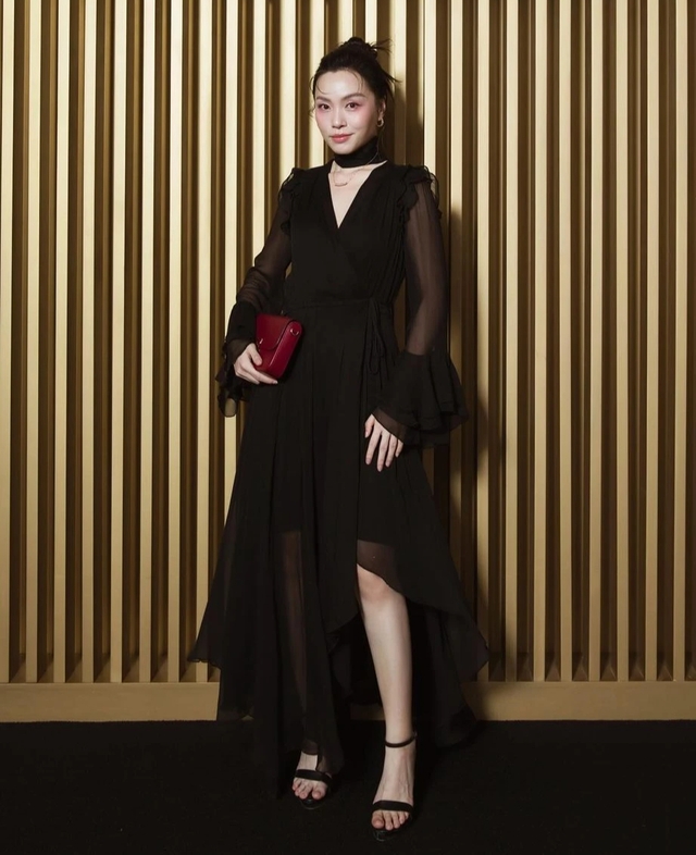 Mách nàng những mẫu váy đen siêu tôn dáng của sao Việt- Ảnh 11.