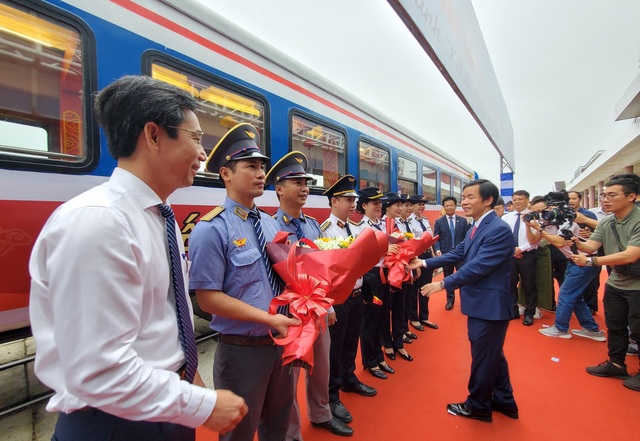 Khai trương đoàn tàu du lịch '5 sao' kết nối di sản Huế - Đà Nẵng- Ảnh 2.
