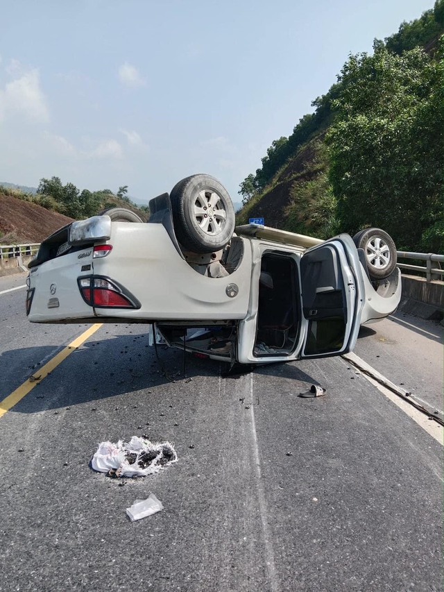 Xe bán tải lật ngửa trên cao tốc La Sơn - Túy Loan, 2 người bị thương- Ảnh 1.