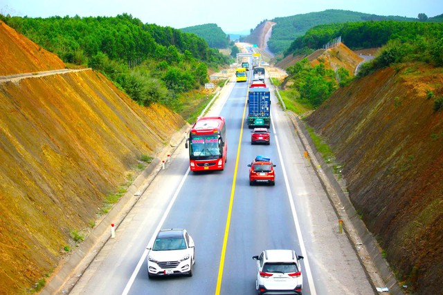 Cấm xe khách, xe tải nặng vào cao tốc Cam Lộ - La Sơn từ 4.4- Ảnh 1.