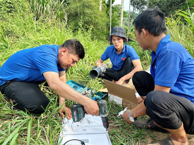 Đoàn góp phần to lớn vào xây dựng nông thôn mới: 'Cõng' điện lên non- Ảnh 4.