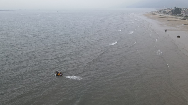 Xác định 'thủ phạm' gây ra vệt nước màu đỏ ở biển Hà Tĩnh- Ảnh 2.
