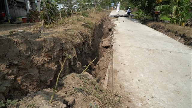 Kiên Giang: Cầu, đường vùng đê bao bị sạt lở do khô hạn- Ảnh 1.