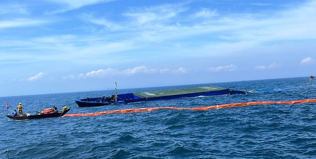 Tàu hàng chở gần 3.000 tấn xi măng gặp nạn trên biển Cù Lao Chàm đã gãy đôi- Ảnh 1.