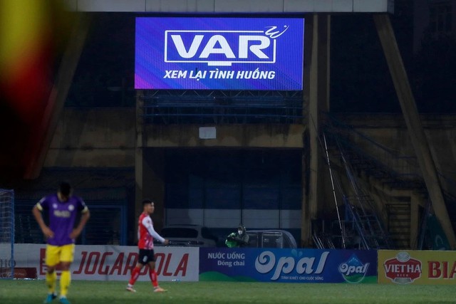Những cuộc đụng độ không khoan nhượng ở 2 đầu V-League, VAR xuất hiện ở đâu?- Ảnh 1.