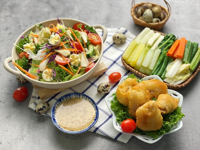 Salad bốn mùa và rau củ luộc thêm bắt vị khi chấm cùng Xốt Mè Rang 'Aji-Xốt'