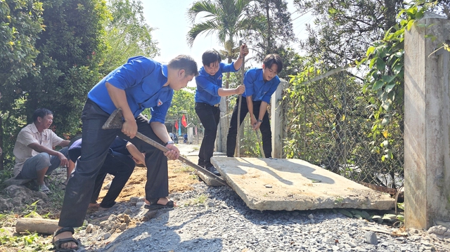 Đoàn góp phần to lớn vào xây dựng nông thôn mới: Thắp sáng, làm đẹp đường quê- Ảnh 2.