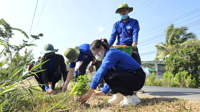 Đoàn góp phần to lớn vào xây dựng nông thôn mới: Thắp sáng, làm đẹp đường quê- Ảnh 3.