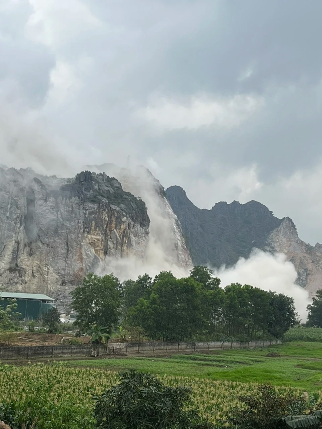 Nổ mìn khai thác mỏ, 30 hộ dân hứng đá văng - Ảnh 2.