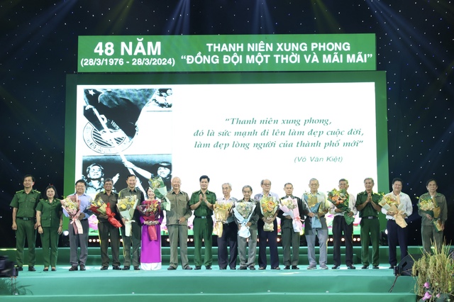 48 năm thanh niên xung phong: Màu áo xanh đã tạo niềm tin yêu với người dân- Ảnh 2.