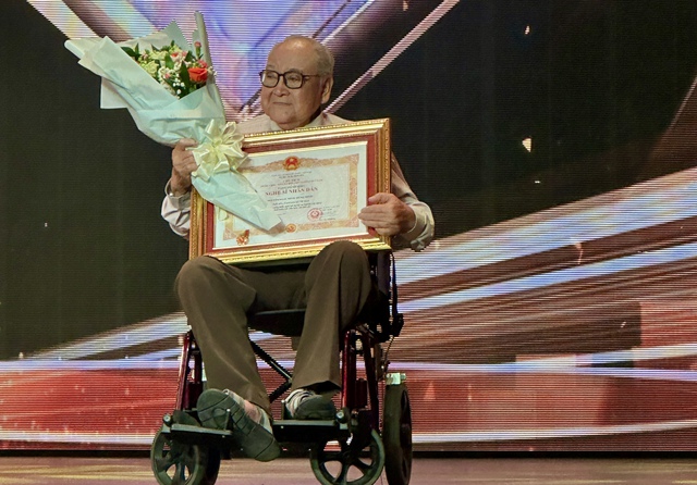 Nghệ sĩ cải lương Hùng Minh 'mừng rơi nước mắt' với danh hiệu NSND ở tuổi 85- Ảnh 2.