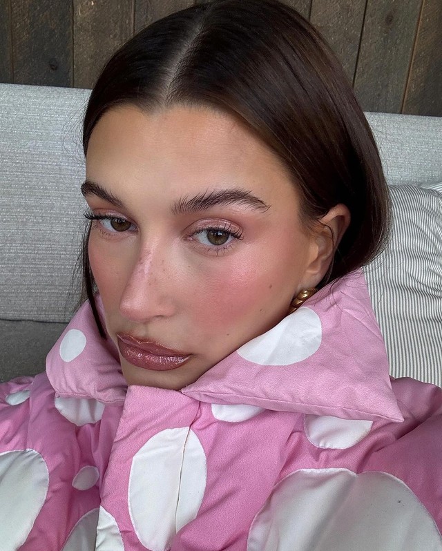 Hailey Bieber khởi xướng trào lưu makeup nàng tiên mận đường gây rần rần- Ảnh 4.