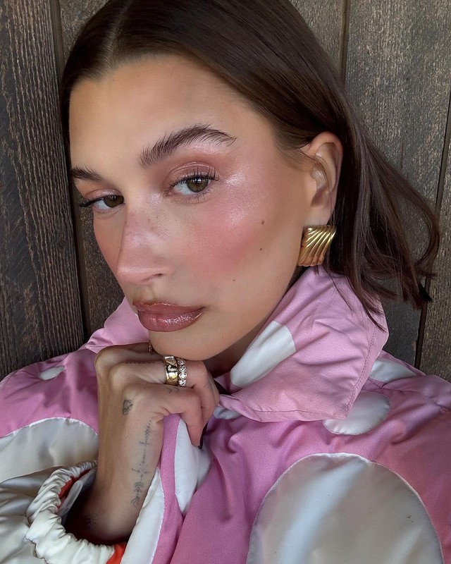 Hailey Bieber khởi xướng trào lưu makeup nàng tiên mận đường gây rần rần- Ảnh 3.