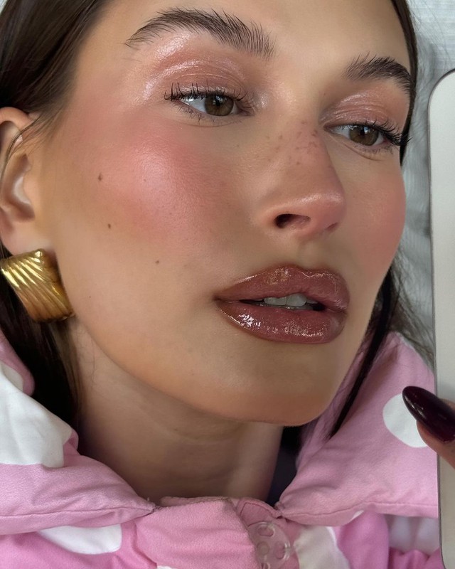 Hailey Bieber khởi xướng trào lưu makeup nàng tiên mận đường gây rần rần- Ảnh 5.