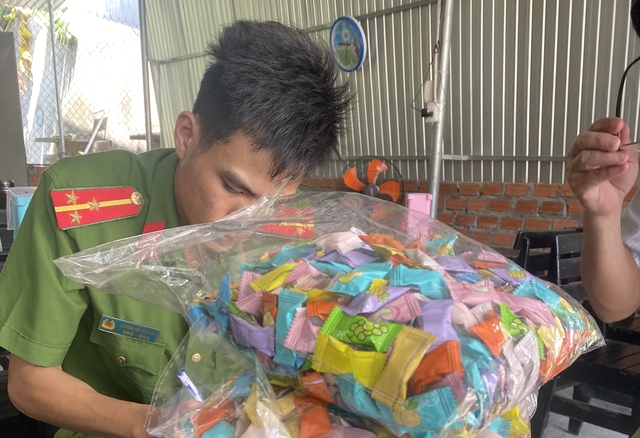Quảng Ngãi: 15 học sinh nhập viện nghi ngộ độc vì ăn kẹo bán trước cổng trường- Ảnh 2.
