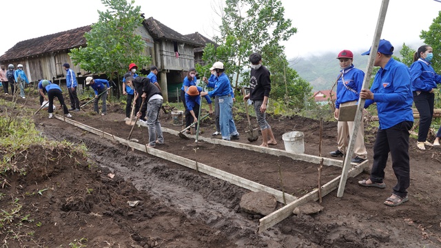 Thanh niên tình nguyện xây dựng đường bê tông ở thôn Nước Tang, xã Sơn Bua  (H.Sơn Tây, Quảng Ngãi) ẢNH: PHẠM ANH