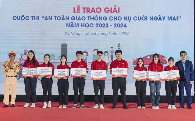 Các em học sinh nhận giải nhất cuộc thi ATGT cho nụ cười ngày mai năm học 2023 - 2024