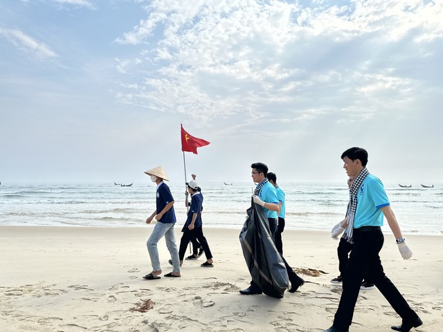 Thanh niên Quảng Trị và TP.HCM chung tay làm sạch biển- Ảnh 1.