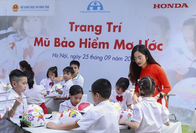 Tặng 1,8 triệu mũ bảo hiểm cho học sinh lớp 1 trên toàn quốc- Ảnh 3.