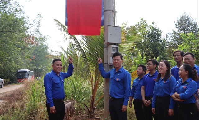 Thanh niên 2 tỉnh Bình Phước và Đồng Nai trao tặng công trình 'Ánh sáng biên cương'- Ảnh 1.