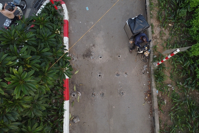 Hàng rào bỗng biến mất, xe máy 'lao' vào đường dành riêng cho xe đạp- Ảnh 4.