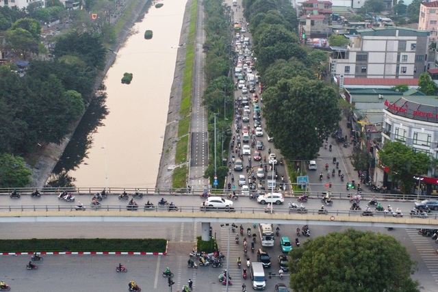 Hàng rào bỗng biến mất, xe máy 'lao' vào đường dành riêng cho xe đạp- Ảnh 1.