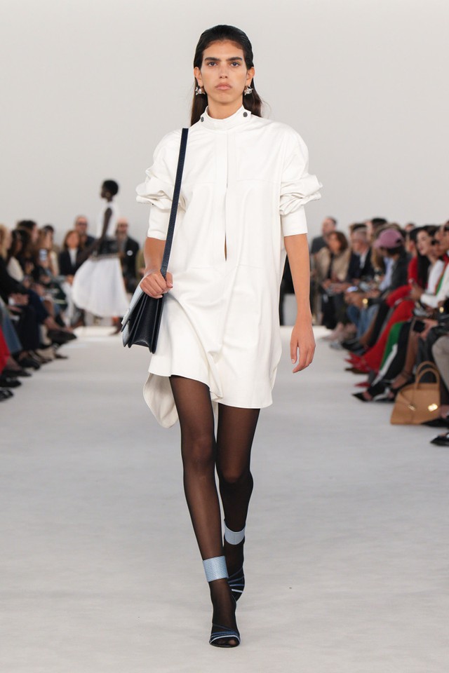 Váy trắng dáng rộng - thiết kế lý tưởng của tủ thời trang mùa hè- Ảnh 6.