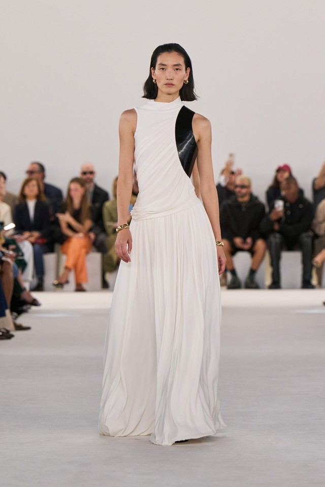 Váy trắng dáng rộng - thiết kế lý tưởng của tủ thời trang mùa hè- Ảnh 2.