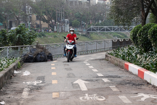 Hàng rào bỗng biến mất, xe máy 'lao' vào đường dành riêng cho xe đạp- Ảnh 5.
