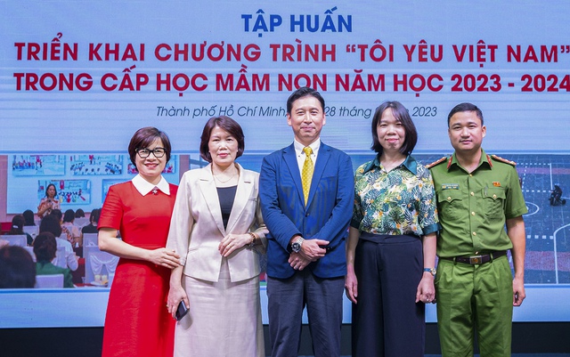 Đại diện các đơn vị phối hợp chụp ảnh lưu niệm tại lớp tập huấn triển khai chương trình Tôi yêu Việt Nam cấp học mầm non năm học 2023 - 2024