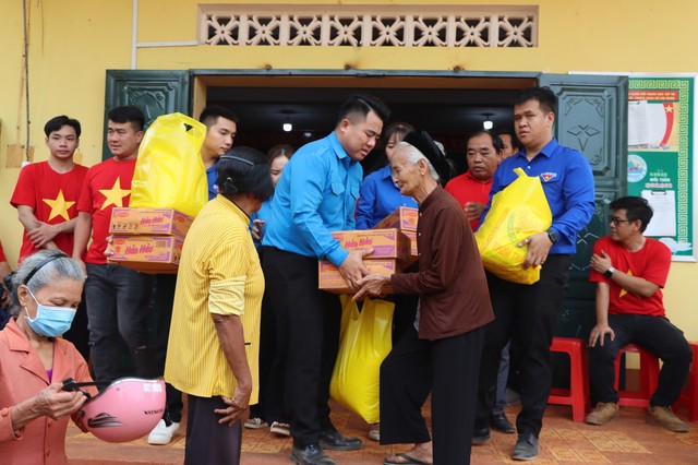 Thanh niên 2 tỉnh Bình Phước và Đồng Nai trao tặng công trình 'Ánh sáng biên cương'- Ảnh 2.