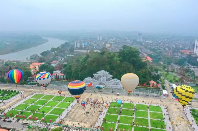 Nhiều phi công nước ngoài tham gia lễ hội khinh khí cầu quốc tế Tuyên Quang- Ảnh 1.
