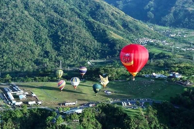 Nhiều phi công nước ngoài tham gia lễ hội khinh khí cầu quốc tế Tuyên Quang- Ảnh 2.